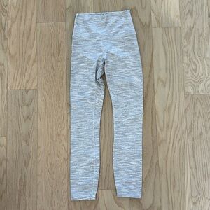 Like new Lululemon luon wunder under 7/8 length gray and white print leggings